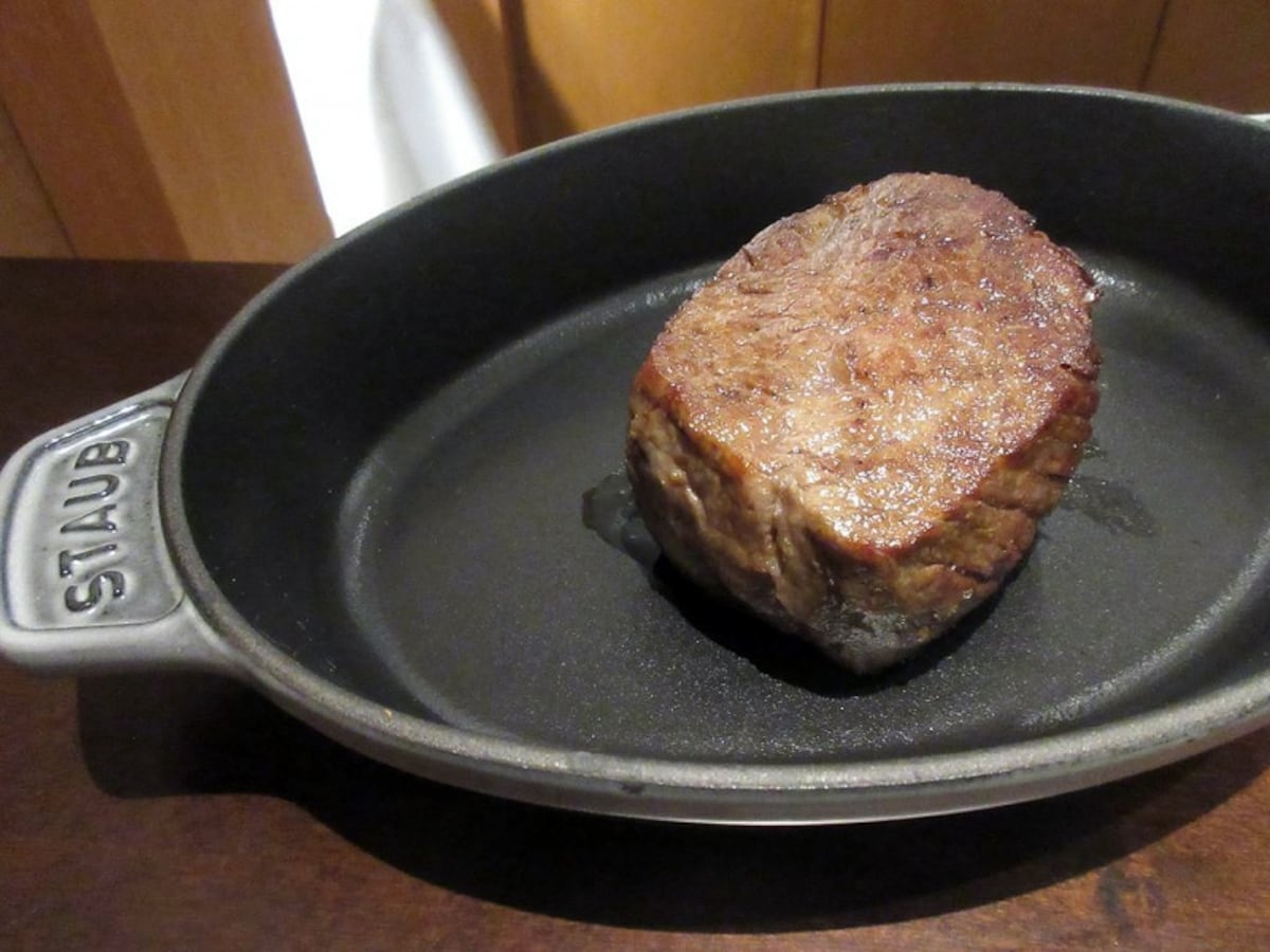 メインディッシュ 石垣牛のロースト その内臓のブレゼ 鍋つき