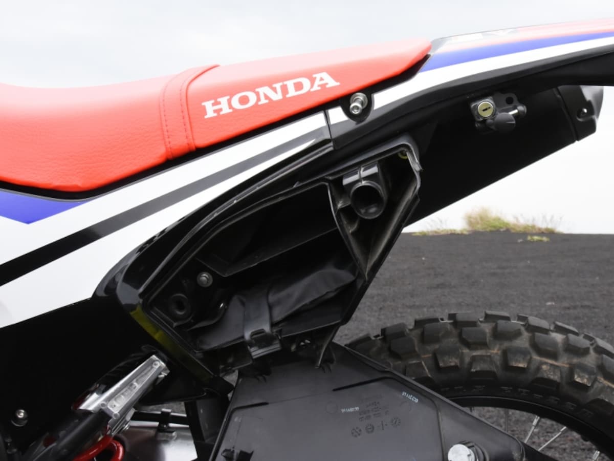 車検証や工具を入れられる小物入れ