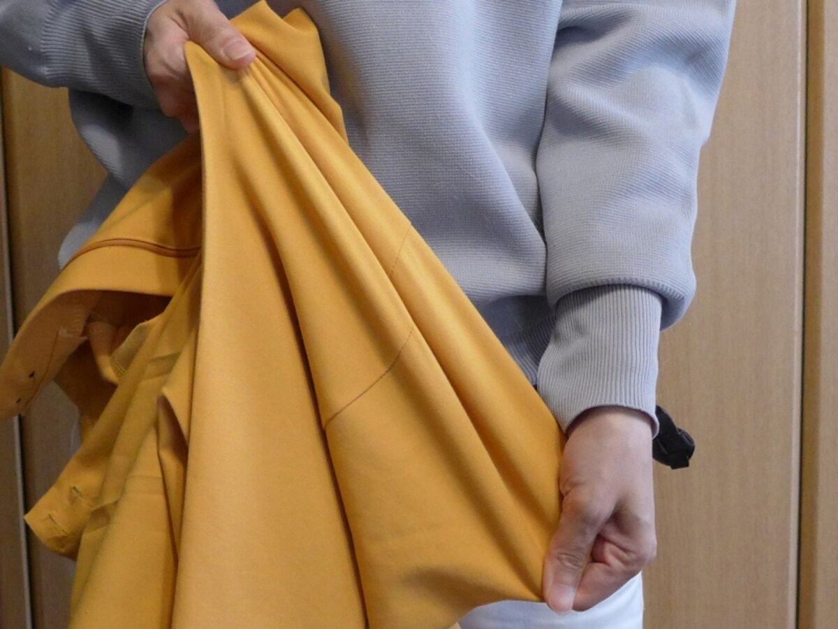 引っ張てみるとわかる、これだけ伸びる伸縮性ある素材