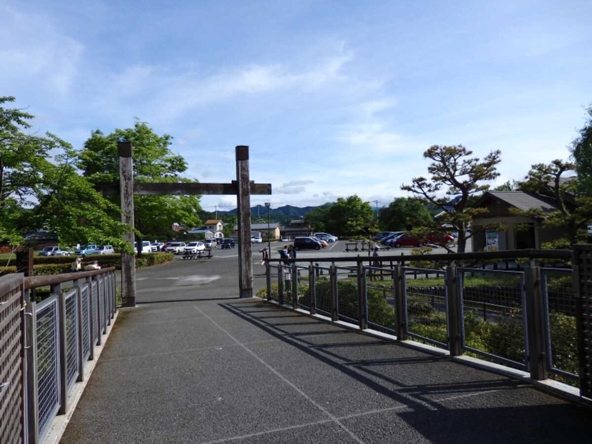 鉢形城歴史館の玄関前の駐車場