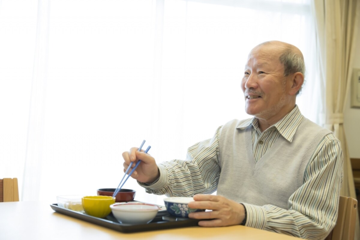 ひとり暮らしで孤食の高齢男性は、そうではない男性より、うつ病になる可能性は2.7倍も高い。