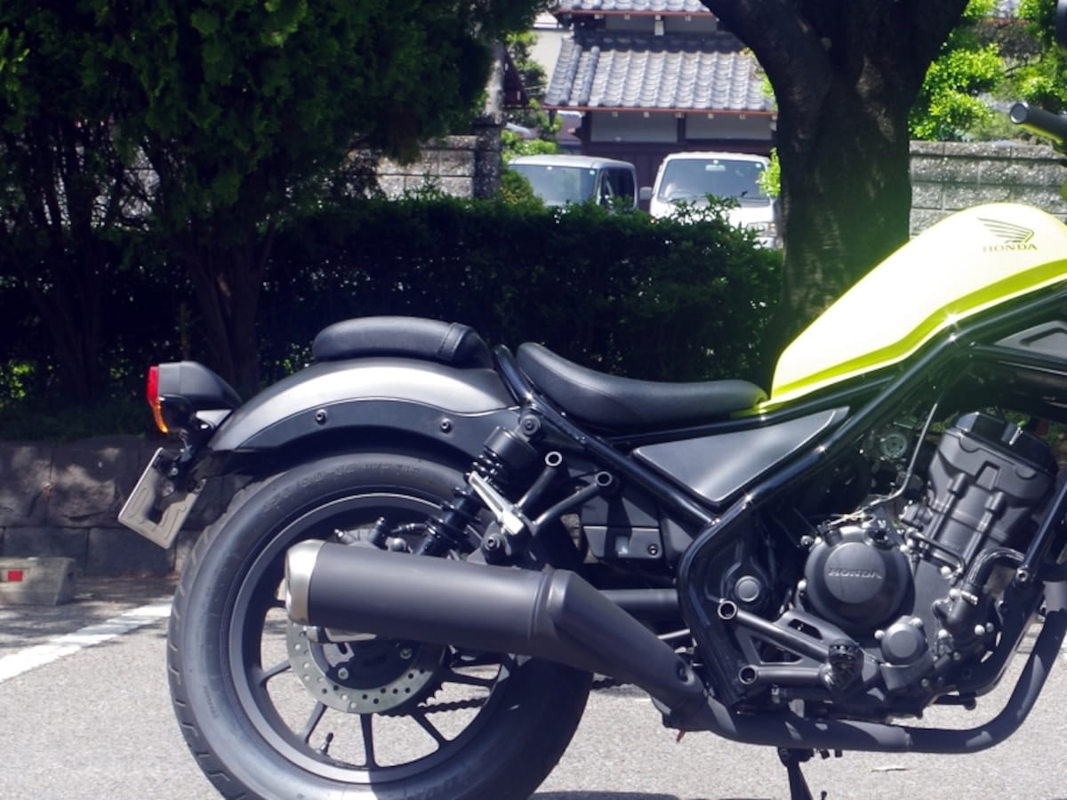 レブル250の国内仕様はタンデムシート付