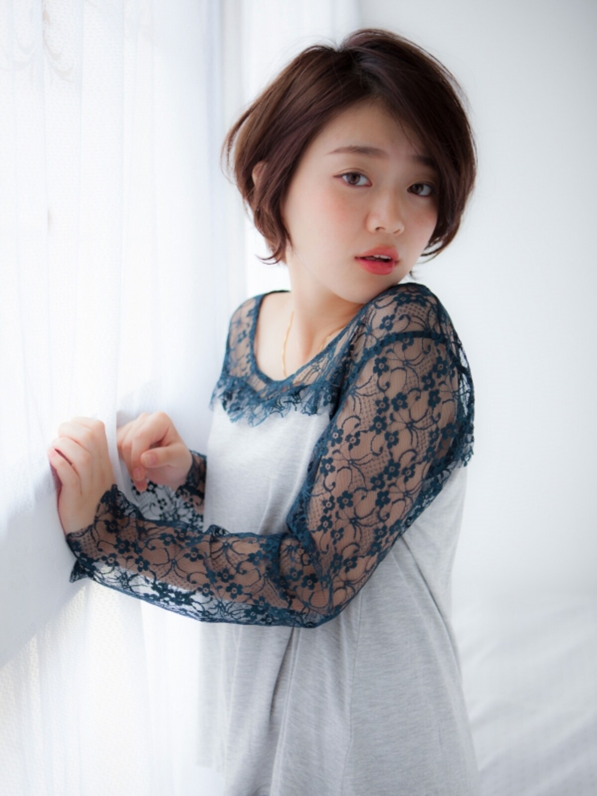 40代女性に似合う前下がりショートボブスタイル