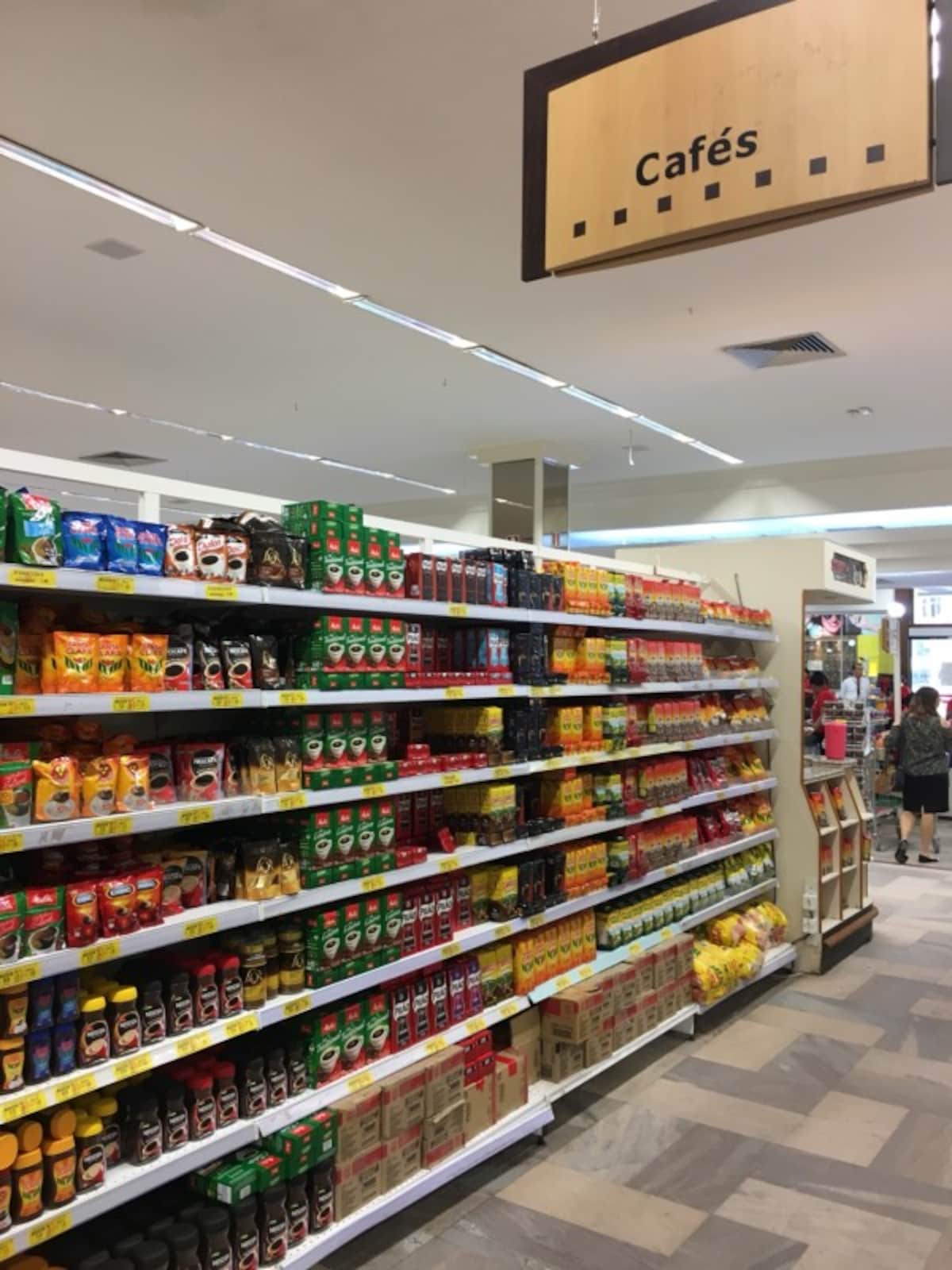 ブラジルのスーパー。豆をひいたレギュラータイプが圧倒的に多い。