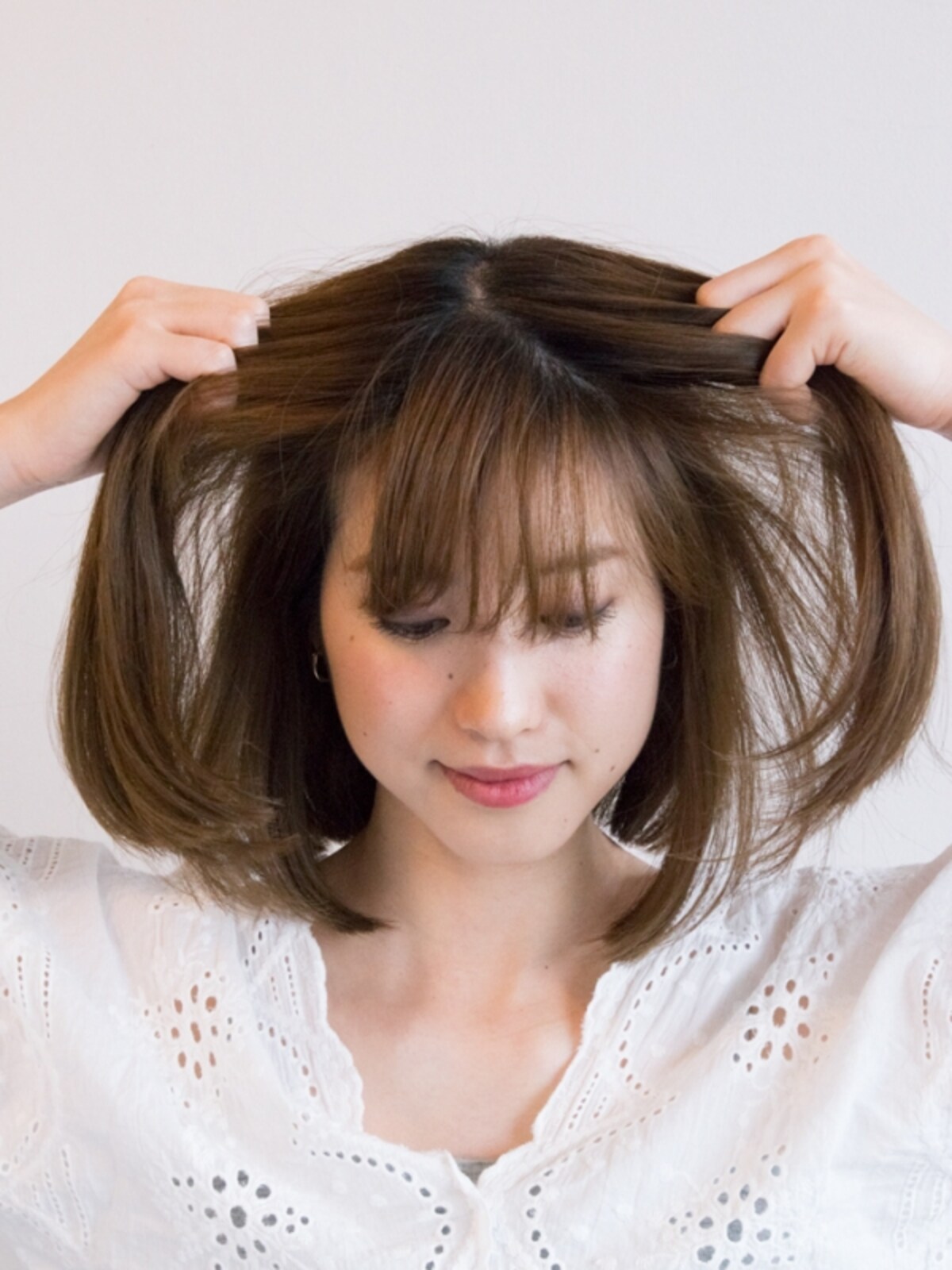 手ぐしで髪全体とかすように