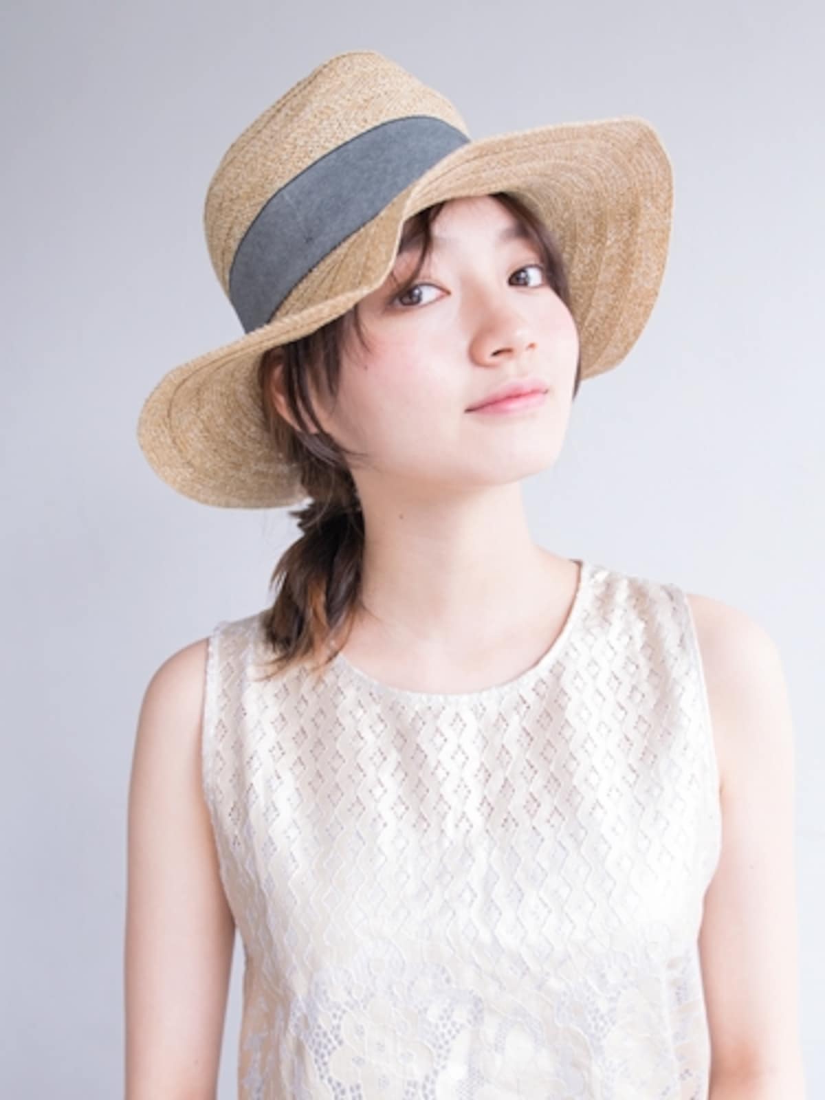 麦わら帽子に似合う簡単ヘアアレンジ