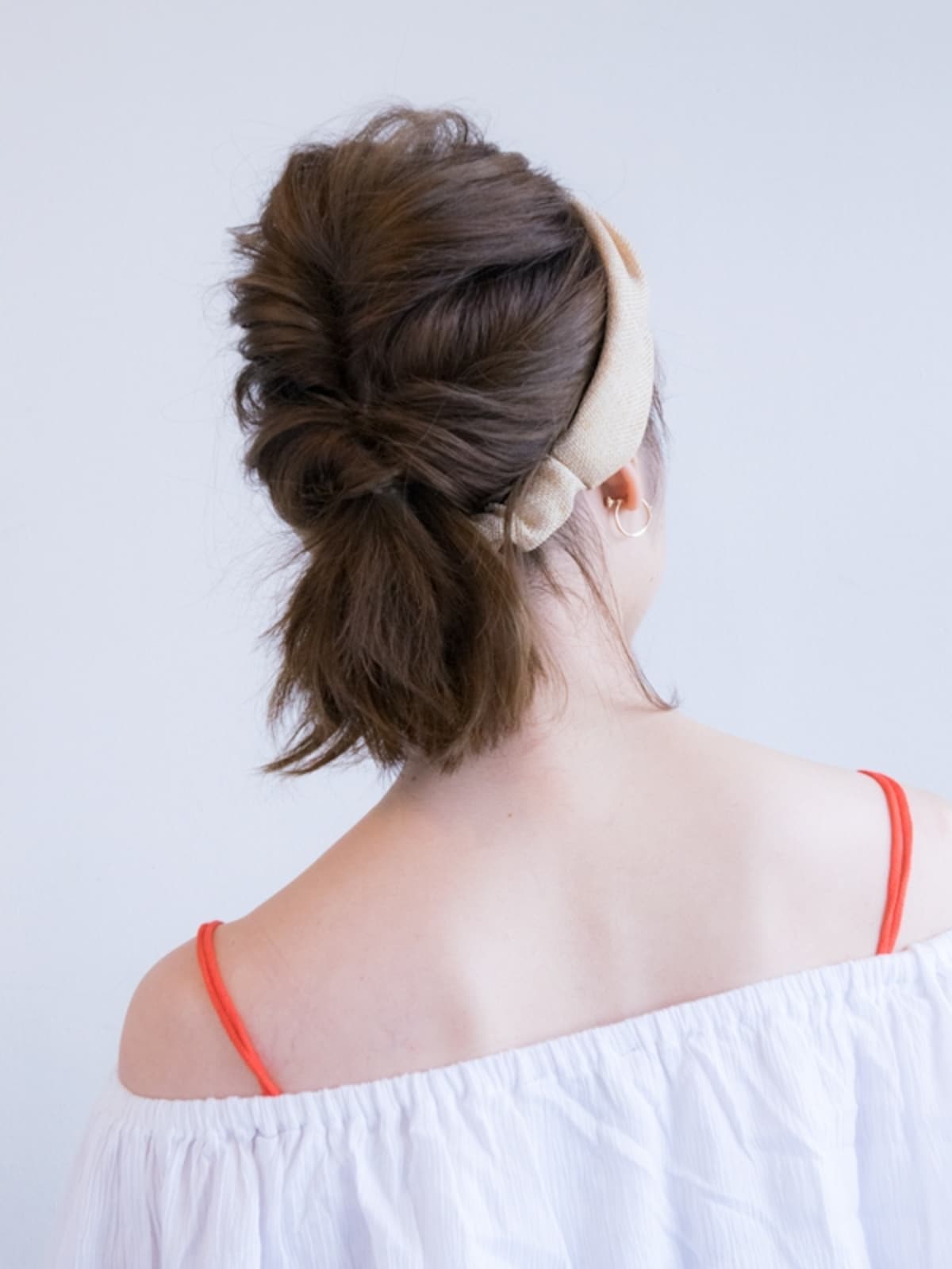 まとめ髪をほぐすことで、ラフなヘアアレンジになる
