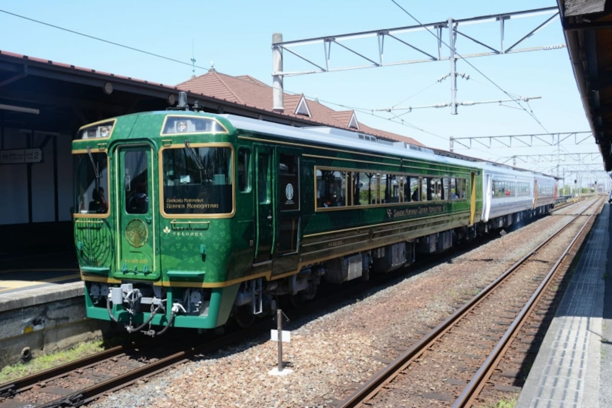 中間車両は白色