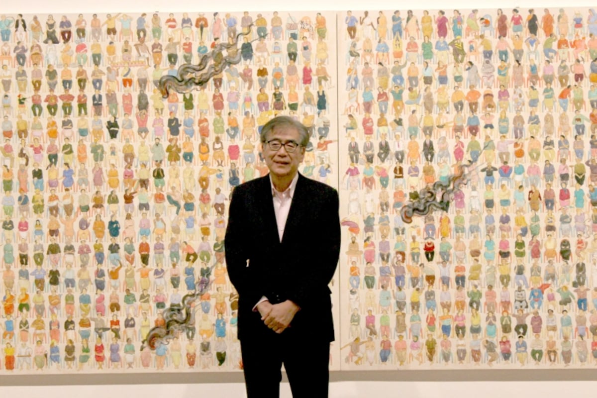森美術館館長　南條史生氏（N・S・ハルシャ《ここに演説をしに来て》2008年の前で）