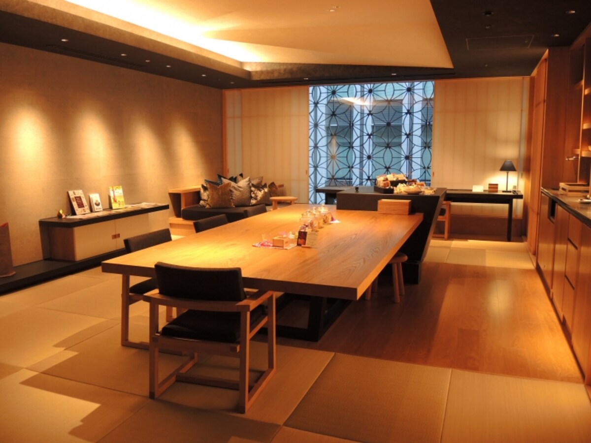星のや東京　各階ごとの「お茶の間ラウンジ」はくつろげる
