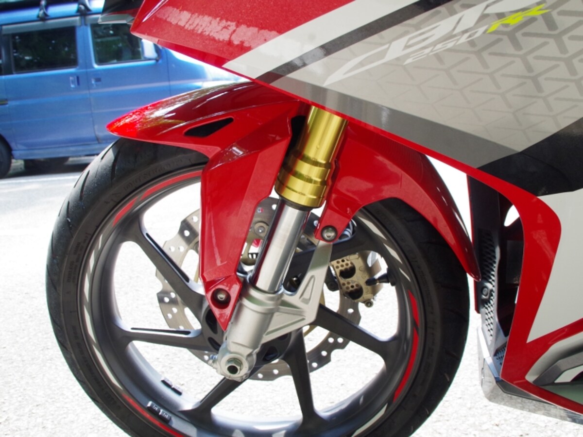 CBR250RRのフロントサスペンションは倒立タイプ