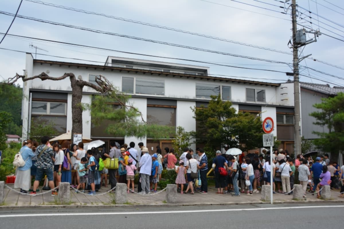 行列が絶えない阿佐美冷蔵の寳登山道店