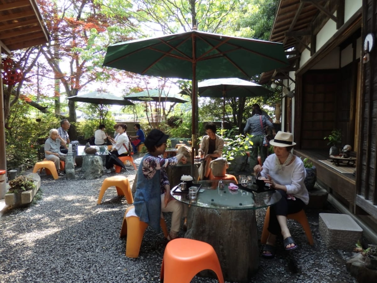 小石が敷きつめられた中庭に客席が並ぶ金崎本店