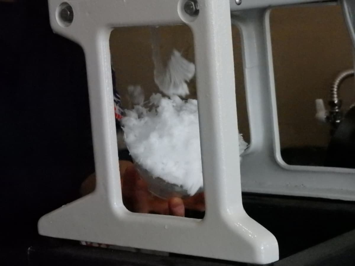 寳登山道店のかき氷機から舞い落ちる薄くスライスされた天然氷