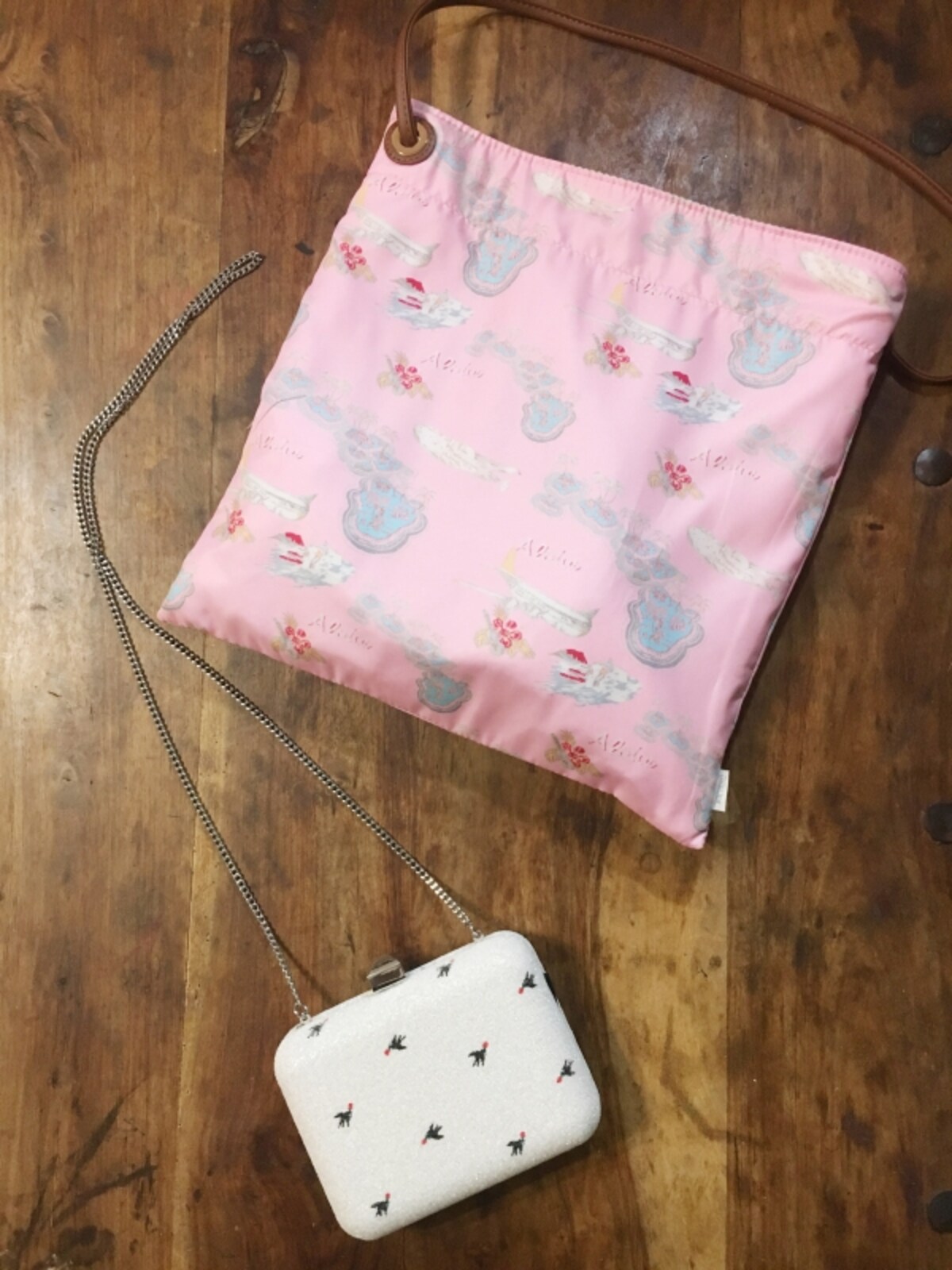 バッグはビーズやレトロ柄