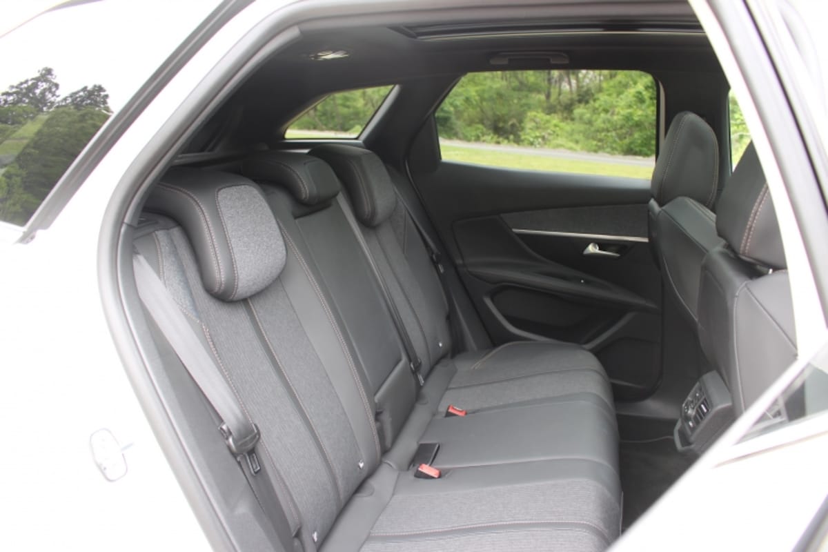 新型プジョー3008
