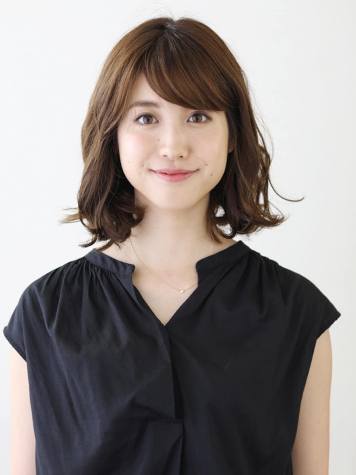 顔まわりにレイヤーが入ったロブヘア