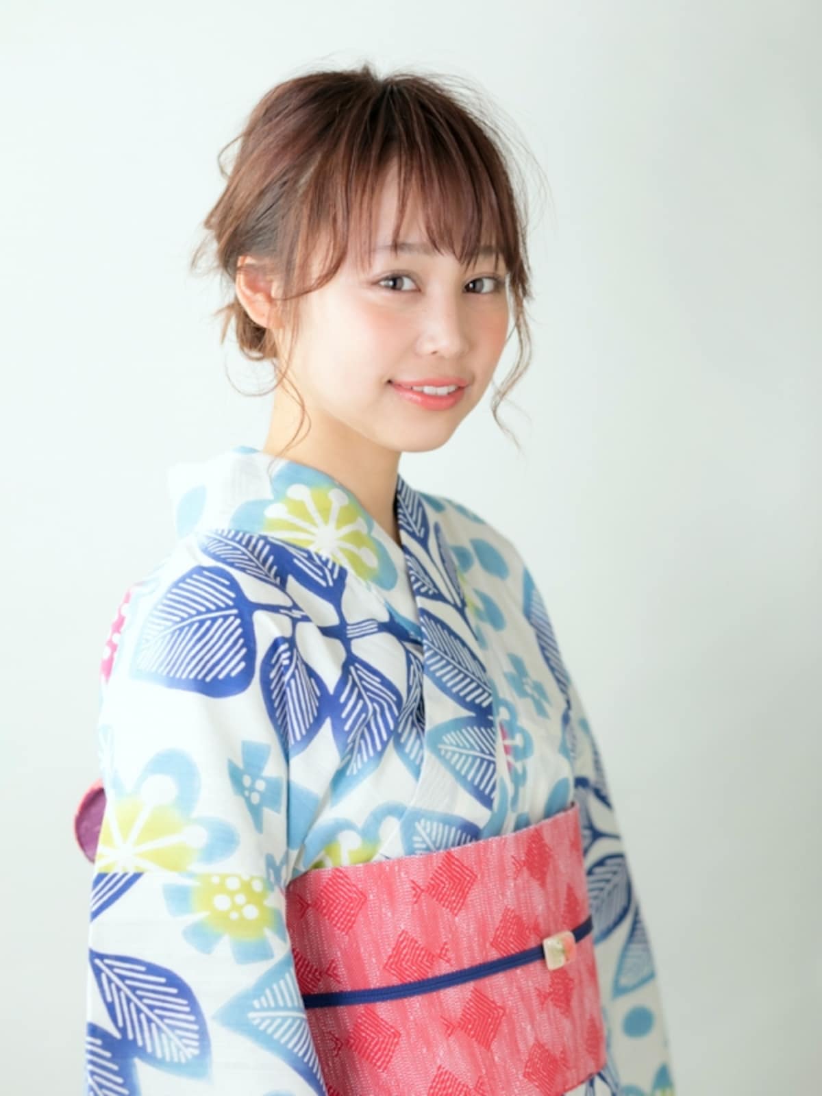 くるりんぱ×お団子のミディアムヘアアレンジ