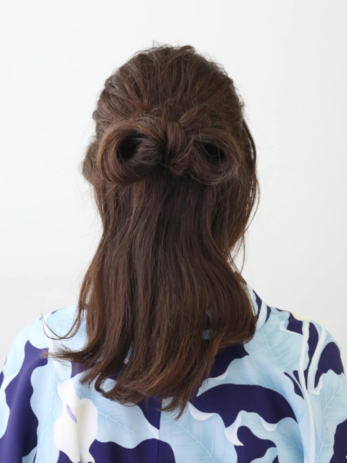リボンヘアの上下からアメピンを差す