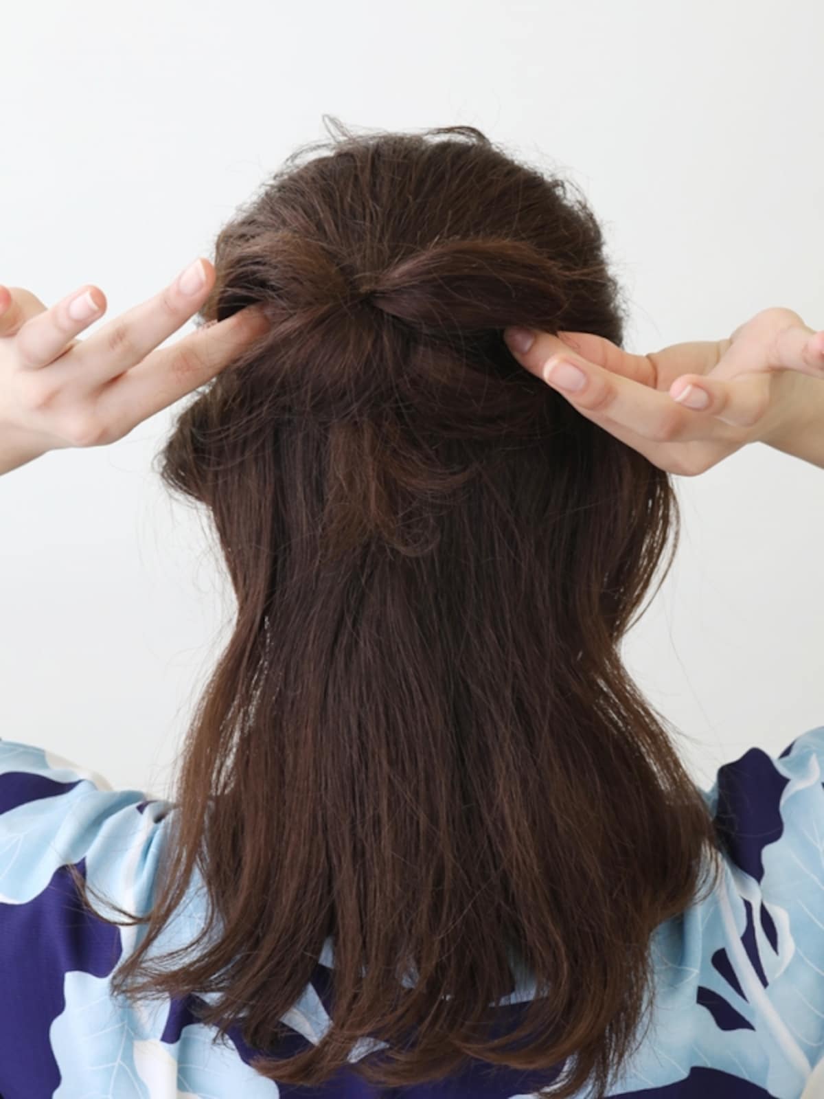ーフアップで輪っかを作ってリボンヘアに