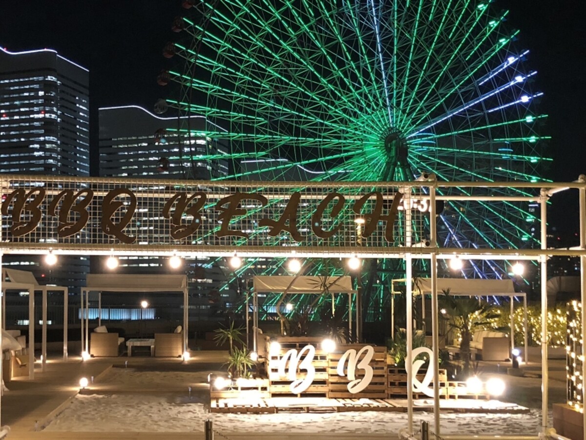 ソファー席が新設され、みなとみらいの夜景を見ながらラグジュアリーな気分でBBQが楽しめます。白い砂浜をイメージしたフォトスポットでの撮影もぜひ!(画像提供:広報事務局)