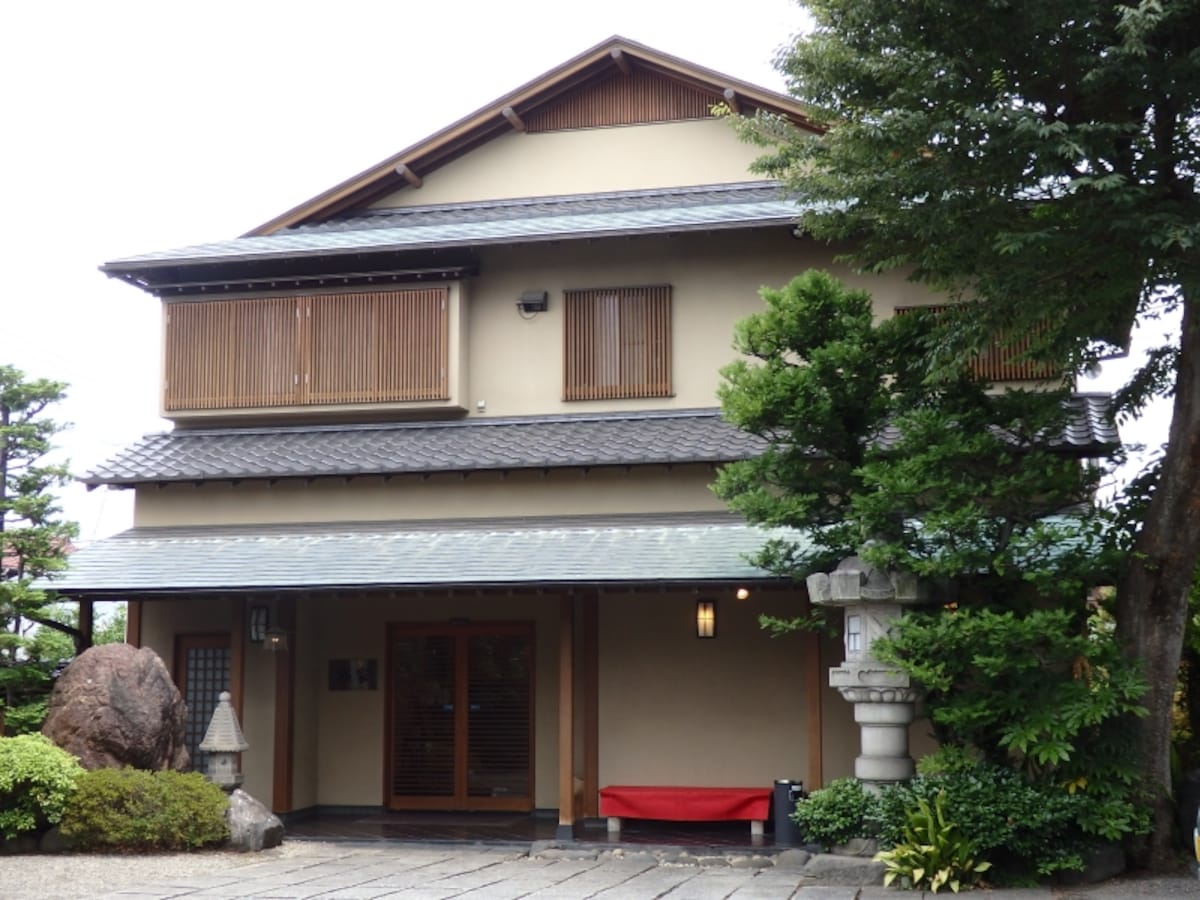 吉川市の中川東岸の老舗なまず料理店、糀家