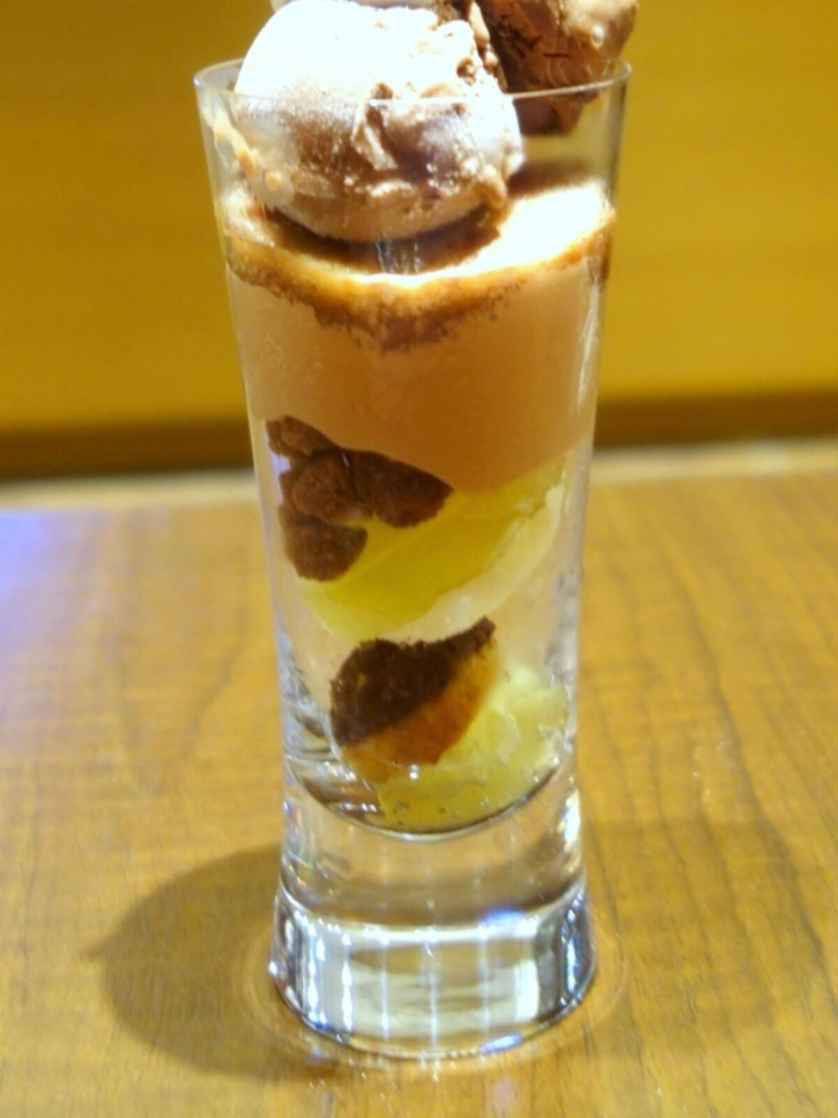 中にはクリーム入りのシューも