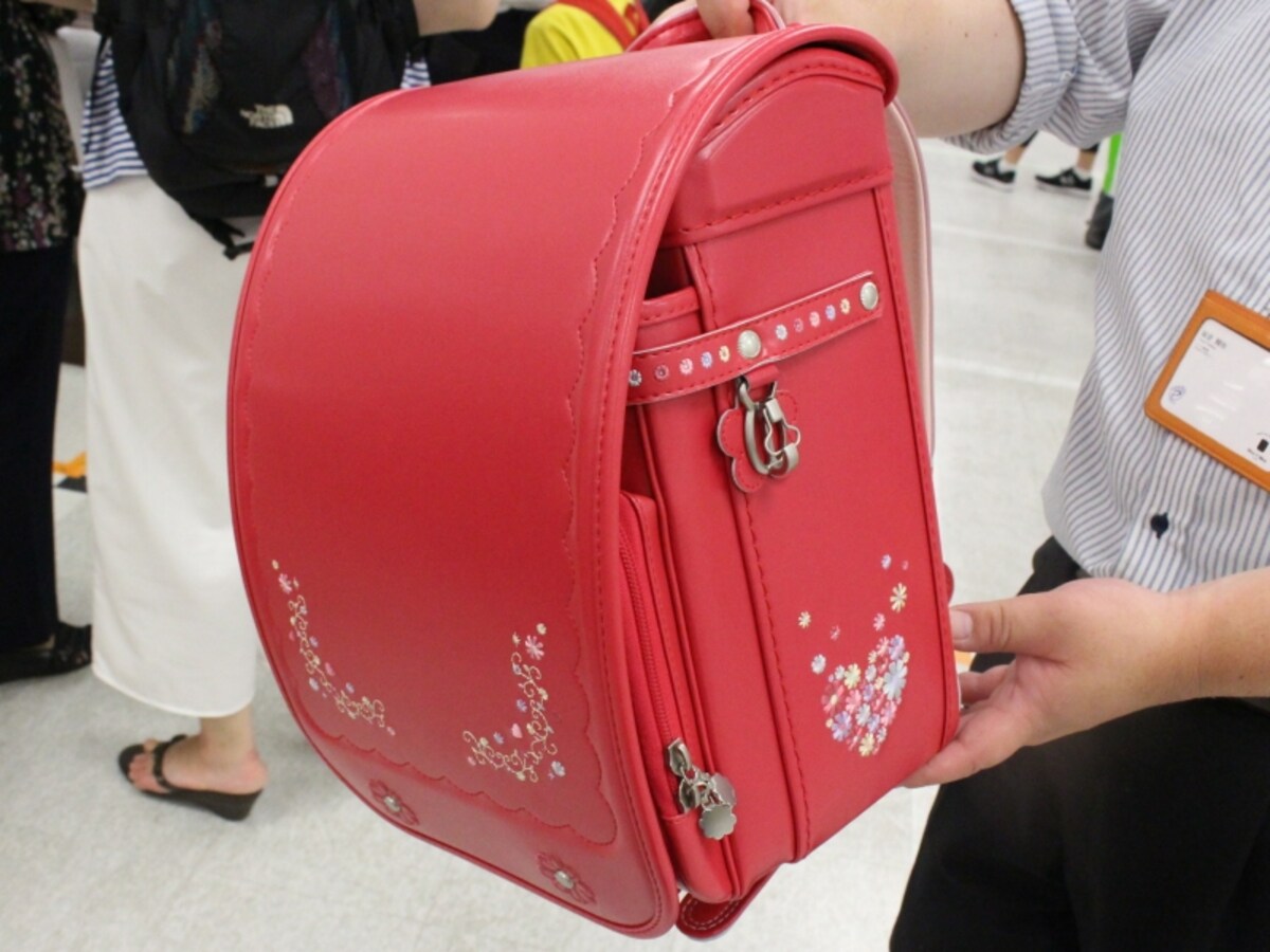 女の子に大人気! 花の刺繍をあしらった「ラ・フルール」5万4000円(税抜)