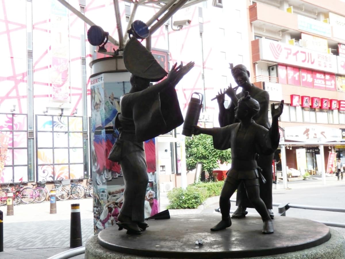 駅前ロータリーに設置される南越谷阿波踊りのモミュメント