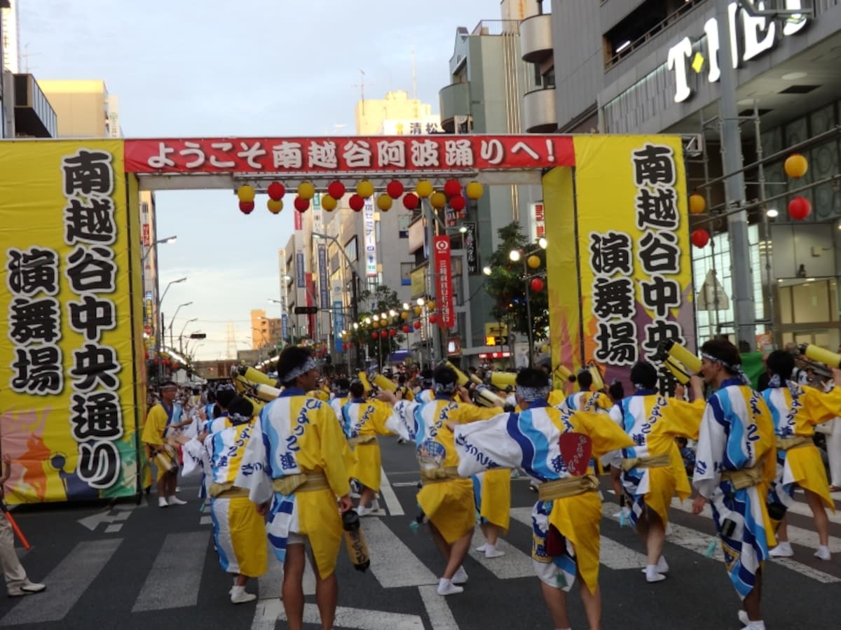 南越谷中央通りの演舞場入口