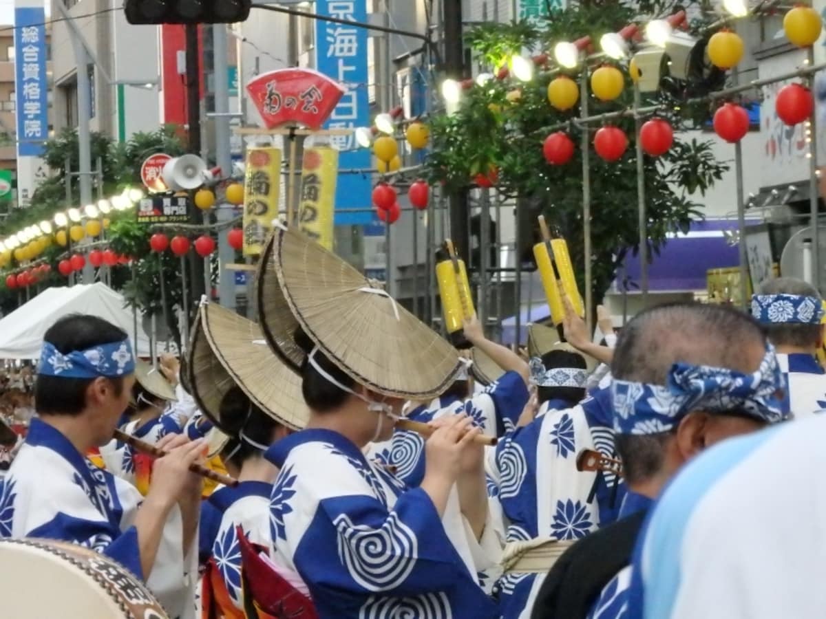 阿波踊りのお囃子を奏でる連の演奏者