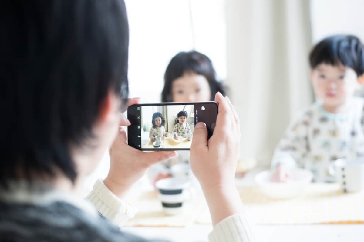 子供の写真を撮っている父親