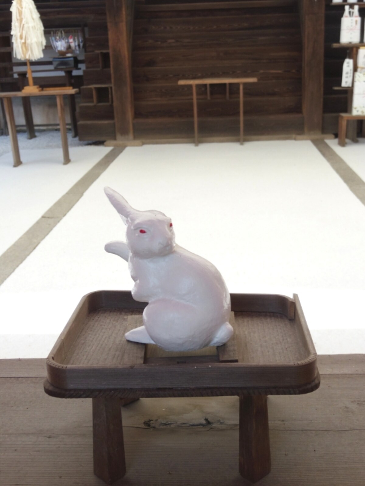 社殿前のみかえり兎