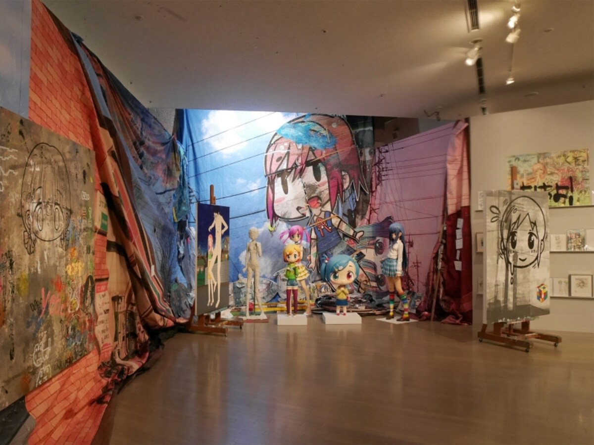ミスター《「ごめんなさい」展示風景》……アニメやゲームキャラクター風のタッチで描かれる少女像など、日本独自の進化を遂げた「ガラパゴス」的なオタクカルチャーや萌え絵の無垢さを、アートとして奇想に変容した作品が並びます。フィギュアやこれまで公開したことのないドローイングなども展示。ヨコハマトリエンナーレ2017展示風景（2017年8月3日撮影）