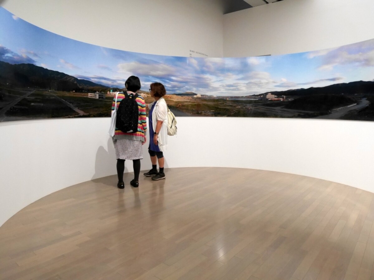 畠山直哉《陸前高田市高田町　2012年6月23日　#2》2012……「人の手」が介在した風景を独自の審美眼で切り取った写真作品。東日本大震災以降、頻繁に取材を重ねる故郷・陸前高田市の風景を軸に構成されています。ヨコハマトリエンナーレ2017展示風景（2017年8月3日撮影）