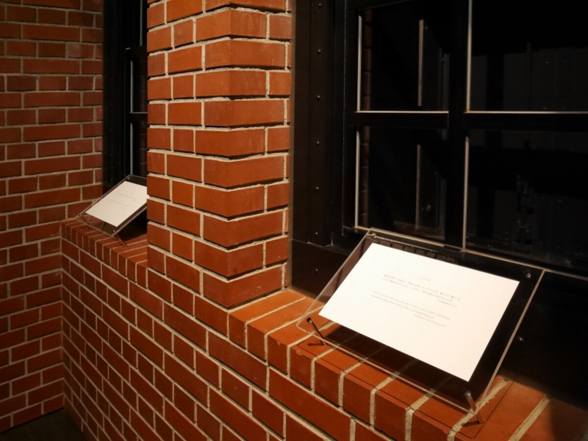 横浜赤レンガ倉庫3階の通路に展示されている広島・三原市の女性たちの語りづらい戦争体験をつづったテキスト作品もお見逃しなく。瀬尾夏美《語れなさを歩く》2017　ヨコハマトリエンナーレ2017展示風景（2017年8月3日撮影）