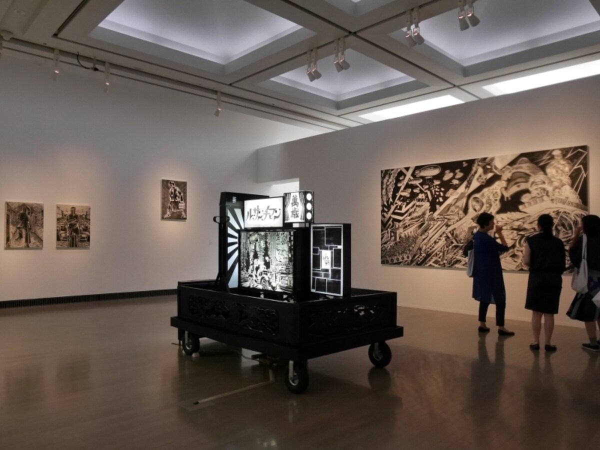 風間サチコ《僕らは鼻歌で待機する》展示風景……木版画で浮世絵からマンガまでを横断する制作スタイルの作品。3ヵ月半ひきこもり、新作を完成させたとのこと。「展覧会テーマである“孤立”を実感しました」（本人談）。ヨコハマトリエンナーレ2017展示風景（2017年8月3日撮影）