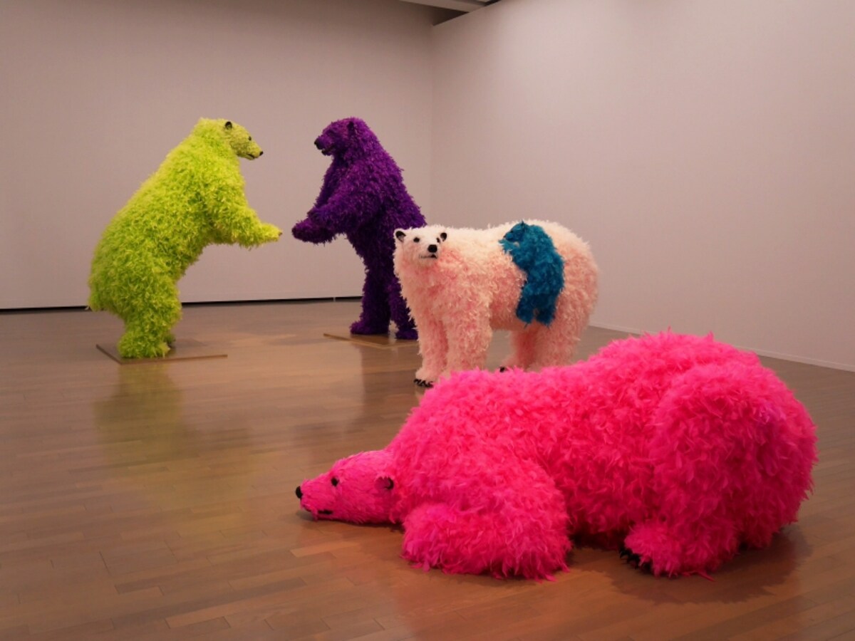 パオラ・ピヴィ《I and I （芸術のために立ち上がらねば）》2014などCourtesy the artist and Perrotin……作家の現在の拠点である北米・アラスカで古来神聖とされてきたクマをモチーフとした作品。色鮮やかな羽で覆われています。ヨコハマトリエンナーレ2017展示風景（2017年8月3日撮影）