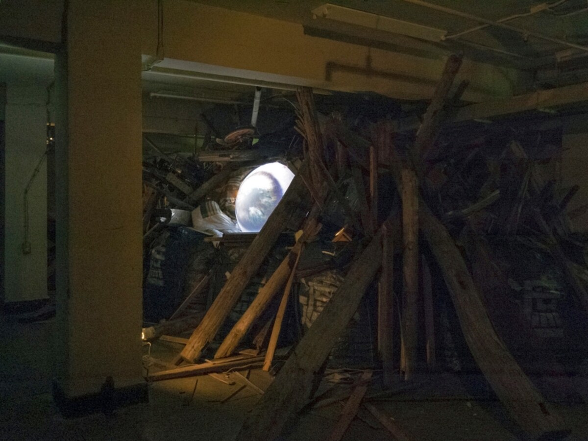 柳幸典《Project God-zilla-横浜市開港記念開館の地下室-》2017……薄暗い空間にゴジラの頭をかたどった作品が。よく見ると、廃棄物──産廃や放射性物質、津波で流されたものをイメージしたもの──でできています。瞳の中にはさまざまな映像が映し出されます。ヨコハマトリエンナーレ2017展示風景（2017年8月3日撮影）