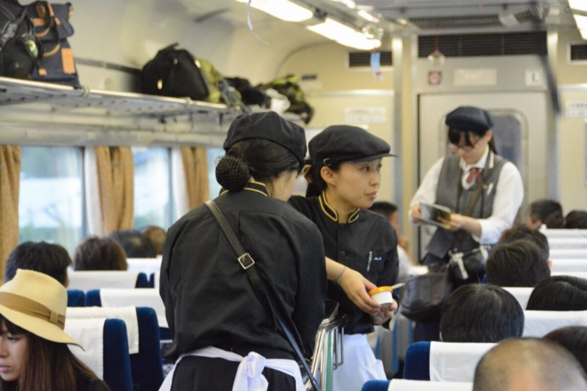 スタッフが大勢乗り込む車内