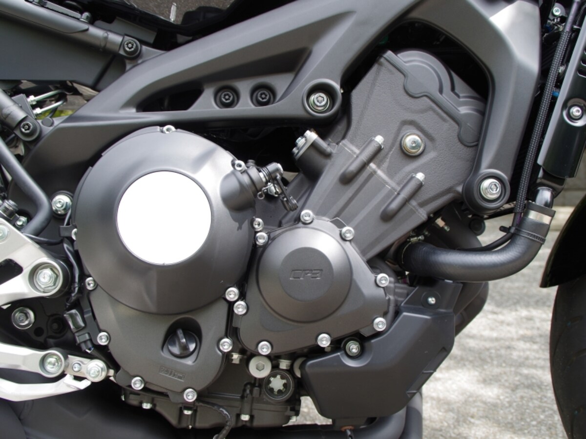 XSR900のエンジン　CP3と打刻されている