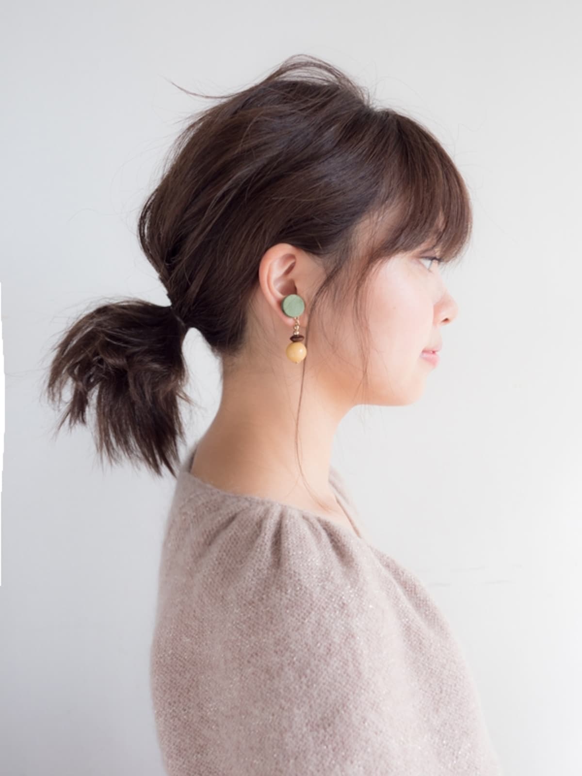 低めの位置でひとつに結ぶ