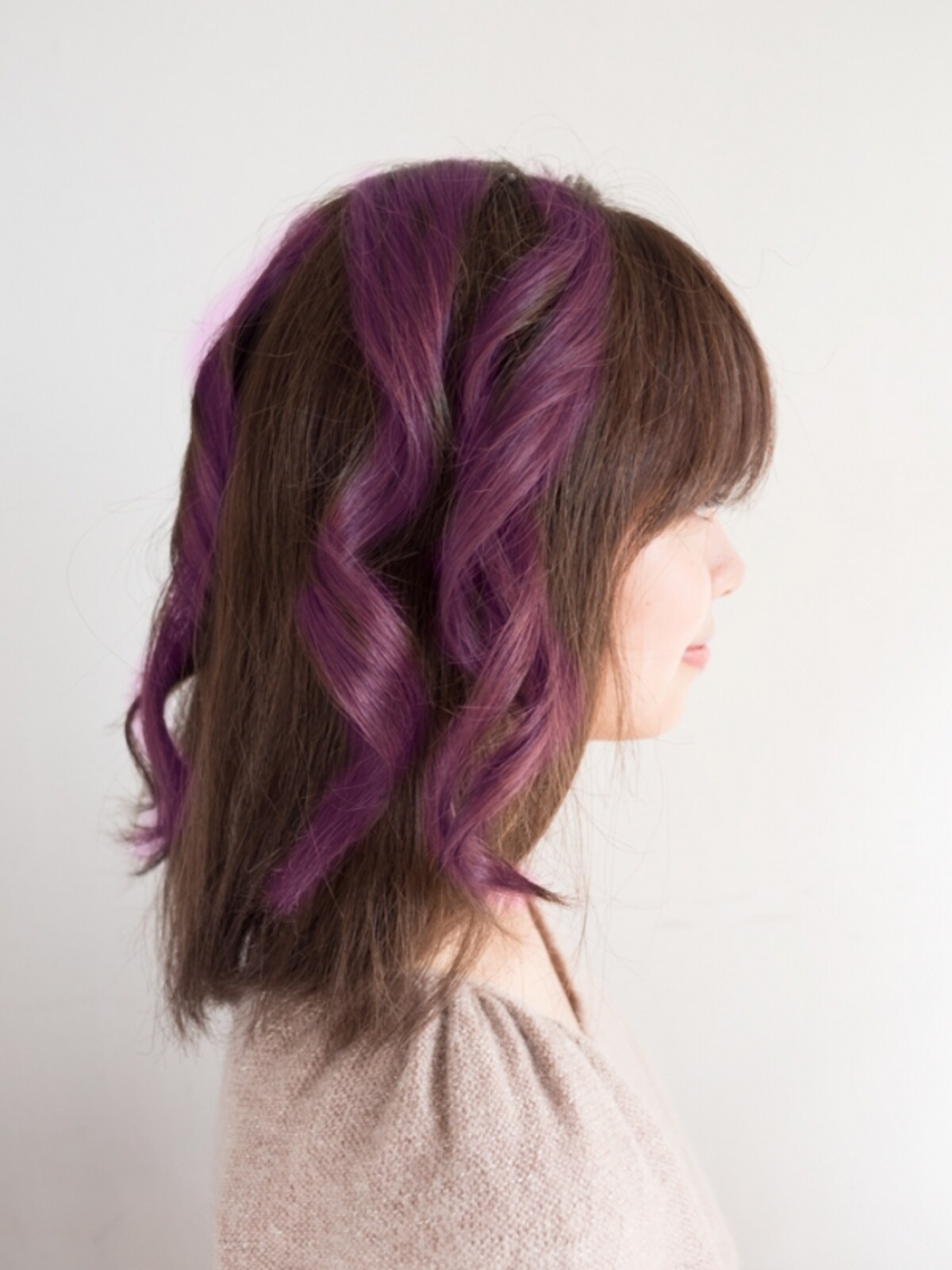 ヘアアイロンで表面にうねりをつける