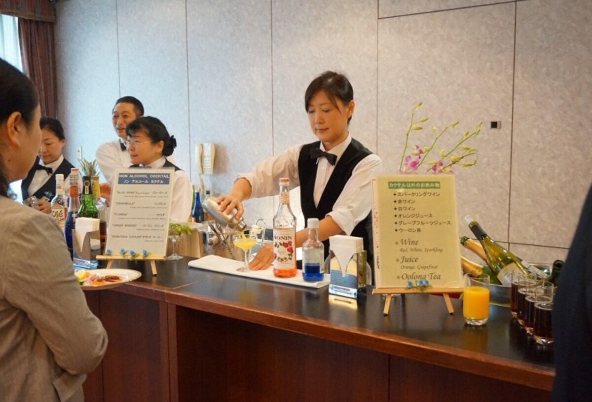 バーテンダーとしてゲストの希望に合わせてカクテルを振る舞う。