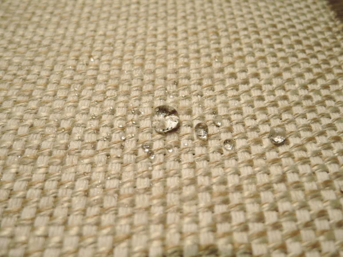撥水加工されたアクリル生地のLEILA
