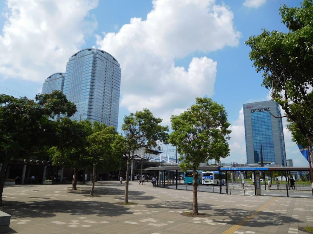 「海浜幕張」駅前のオフィス地区