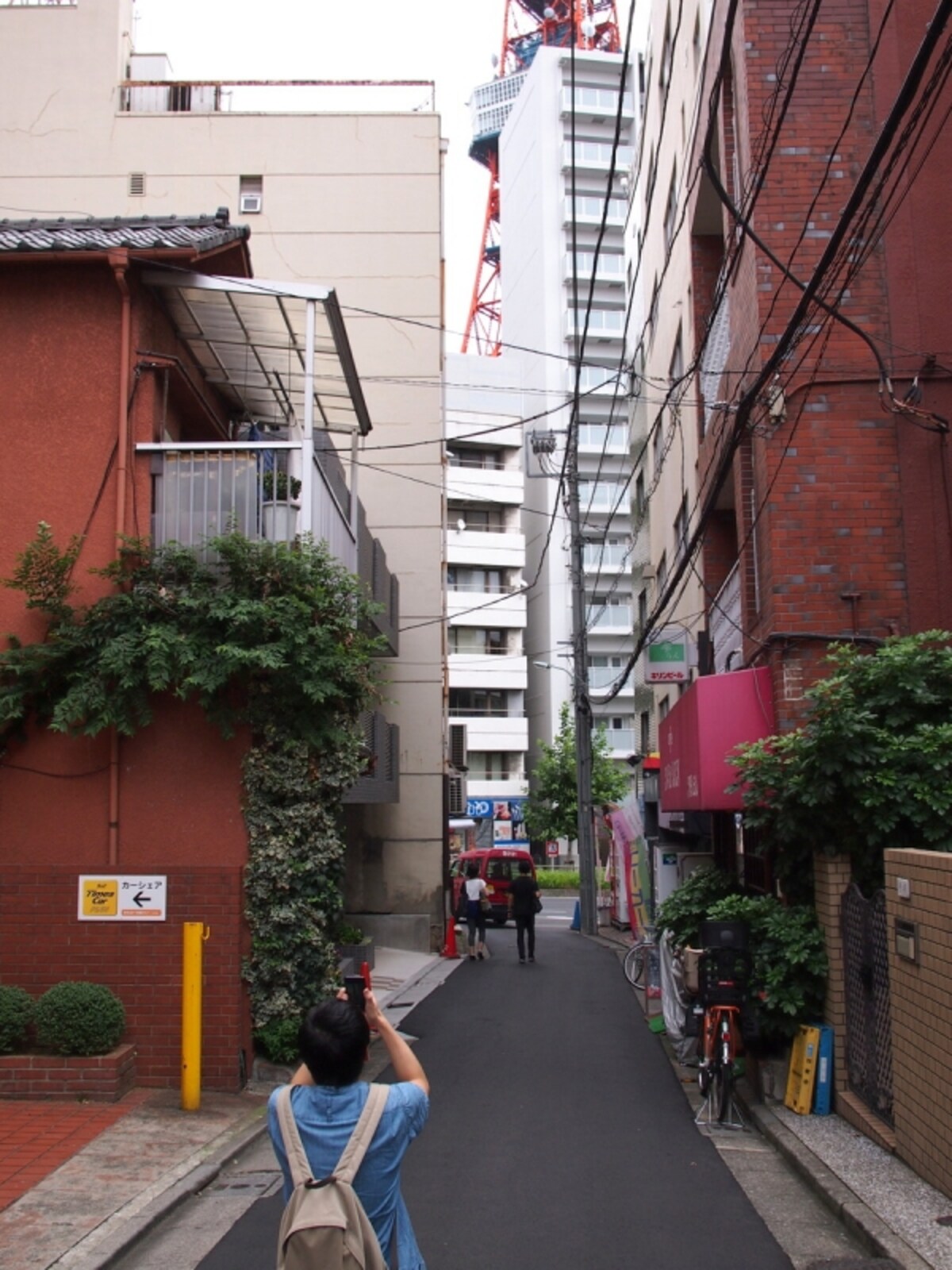 先に見える大きな通りは桜田通りだ