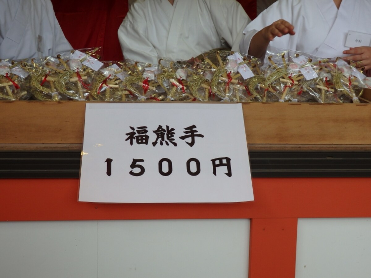神社の売店で販売される福熊手