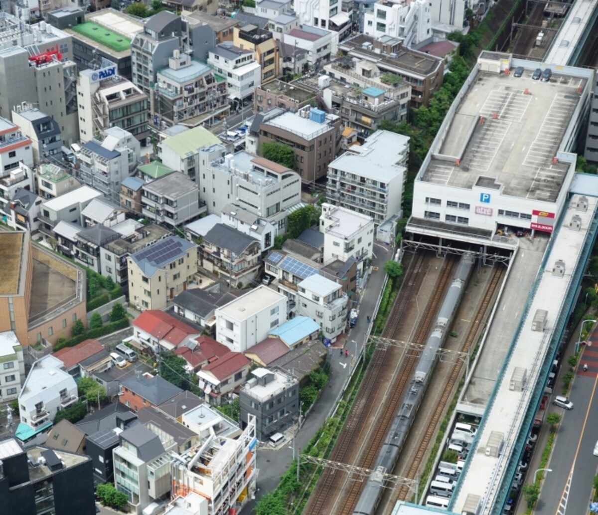 50代はまだ10年は働きます。体のことを考えれば駅に近い方がよりよいでしょう。万が一の転売や賃貸時にも有利です