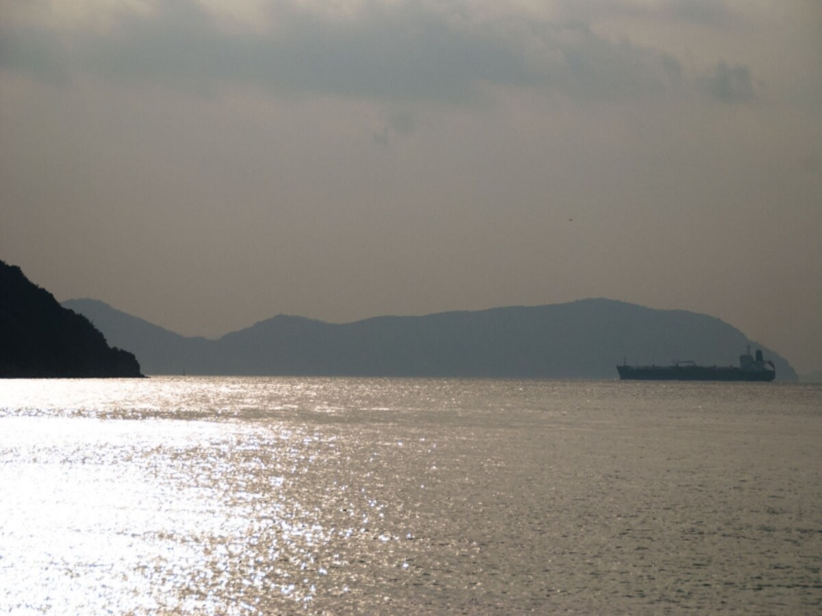 島の漁師が若者たちを待っている